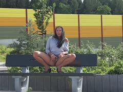 L'allemande Xara Wet se branle sur le banc d'un parc