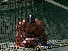 Pelirroja caliente tiene sexo anal en la pista de tenis